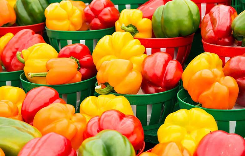 the difference between green yellow and red bell peppers