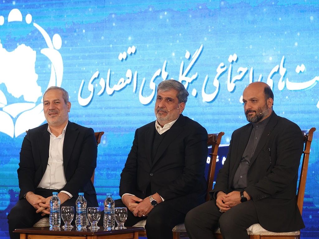 مدال افتخار حامی مدرسهسازی ایران به ایرانسل رسید 2 besazemadrese school renovation award 1404 2