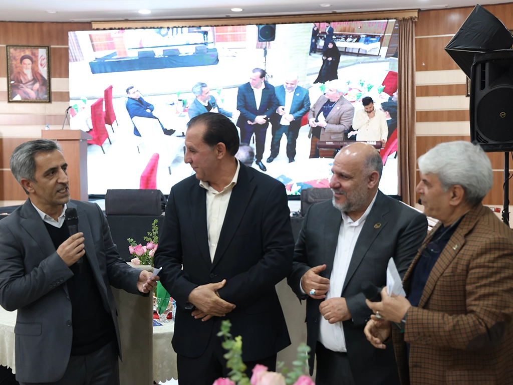 مدال افتخار حامی مدرسهسازی ایران به ایرانسل رسید 3 besazemadrese school renovation award 1404 3